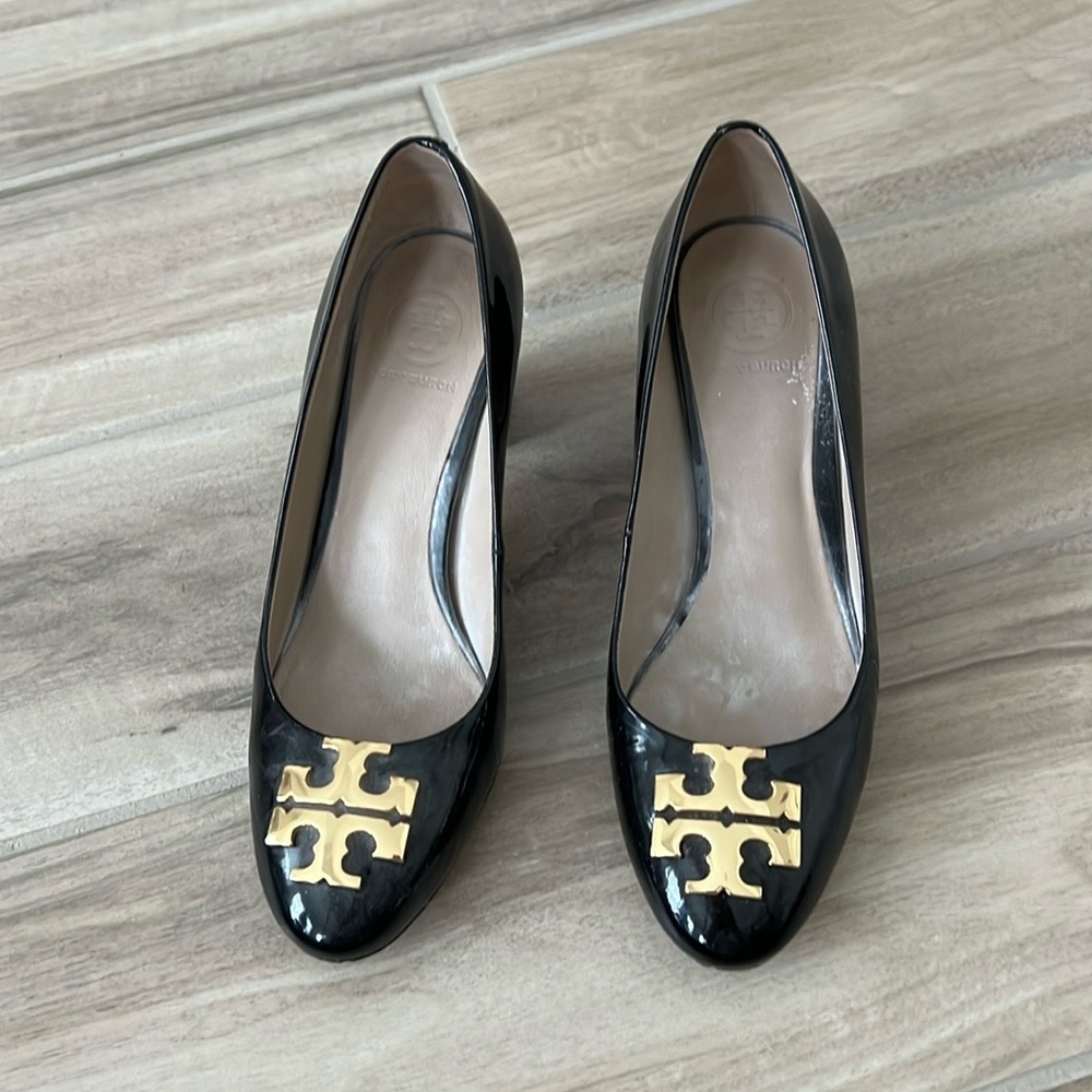 Wome’s black patent leather 1 1/2 inch heels